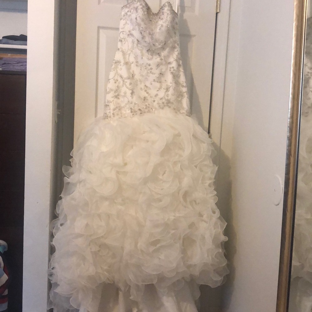 A flattering fit and flare silhouette ivory/silver
